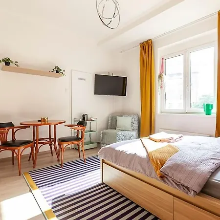 Renovated Cosy & Quiet Flat Near Smichov Station Daire