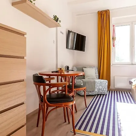 Daire Renovated Cosy & Quiet Flat Near Smichov Station Prag