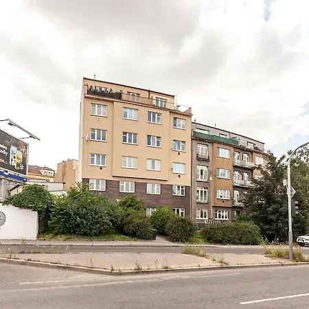 Renovated Cosy & Quiet Flat Near Smichov Station