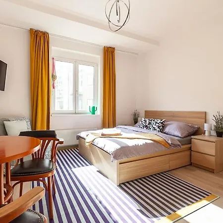 Renovated Cosy & Quiet Flat Near Smichov Station Apartament *